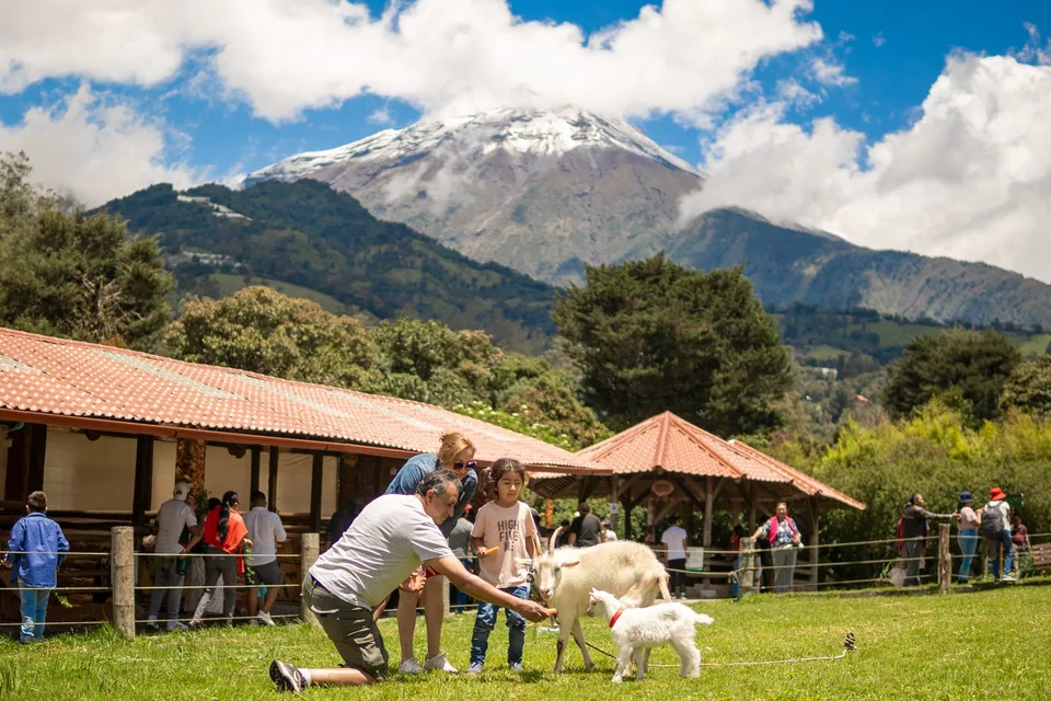 Visitantes en la granja de Animal Park frente al Tungurahua