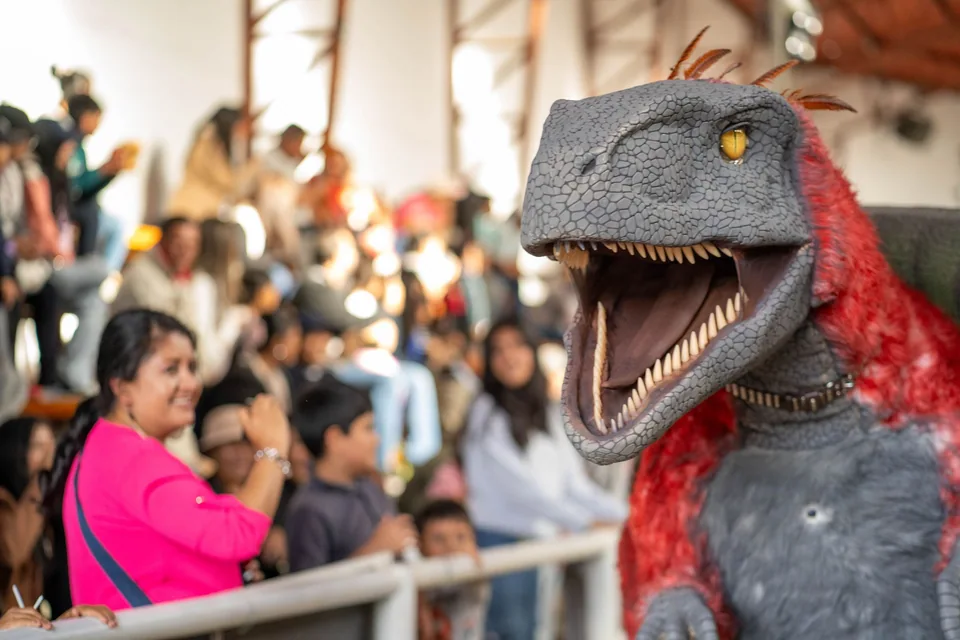 Ambientación de dinosaurio durante una presentación